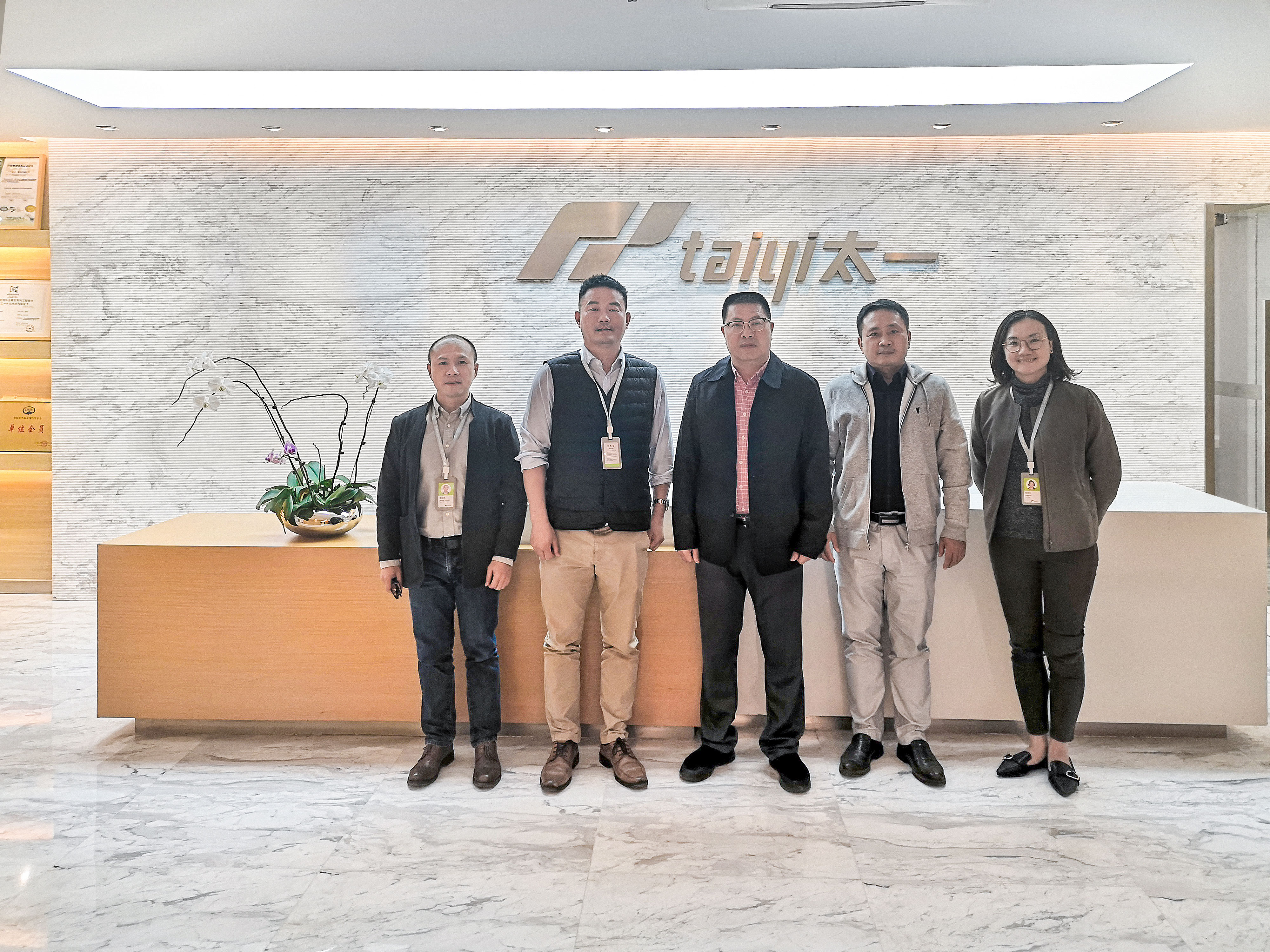 广州市番禺区文化广电旅游体育局何穗鸿局长等领导莅临我司参观考察